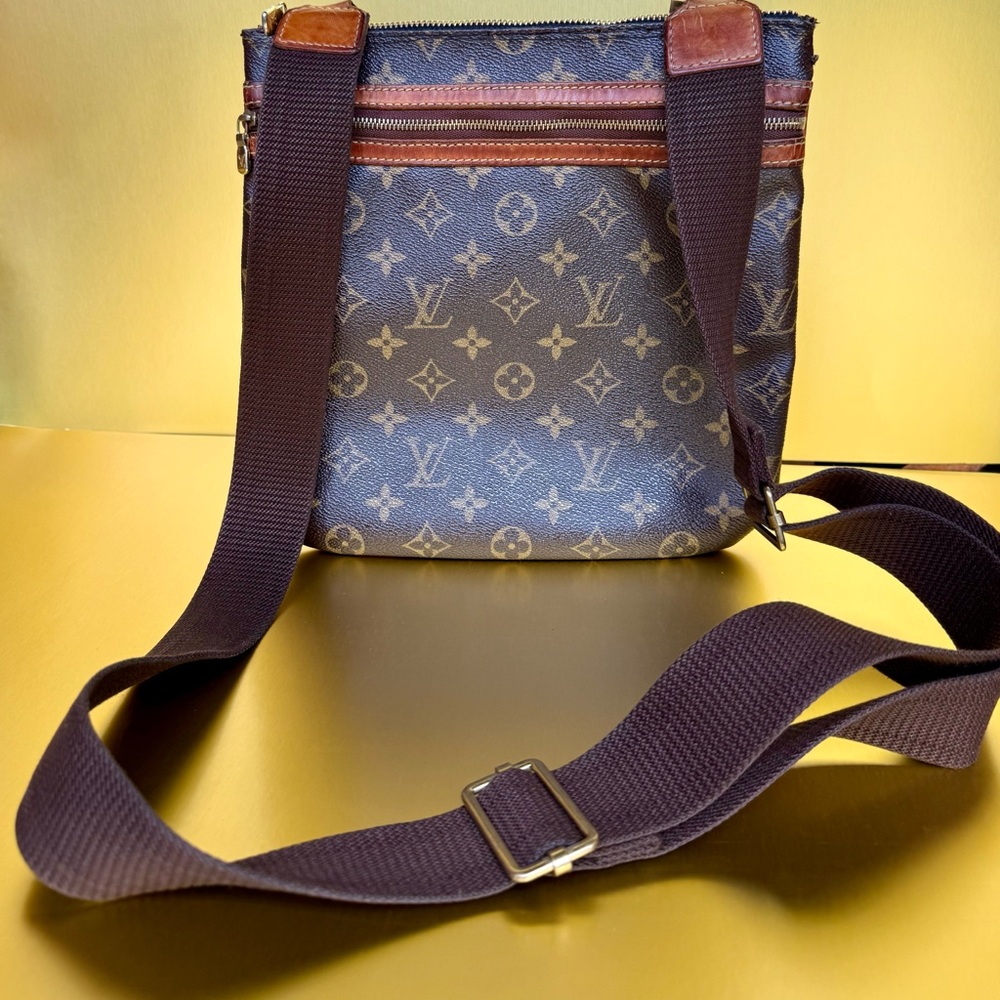Louis Vuitton  Brown Monogram Messenger Bag    READ FULL Description please.